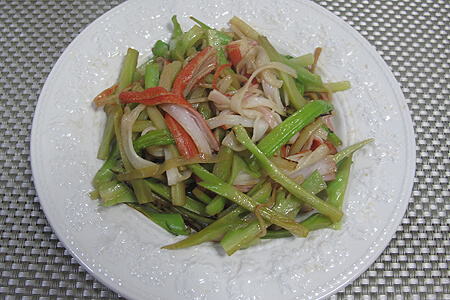 ブロッコリーの芯とカニかまの炒め物