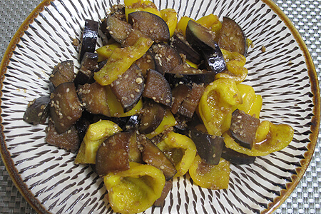 カラーピーマンとなすのごま和え