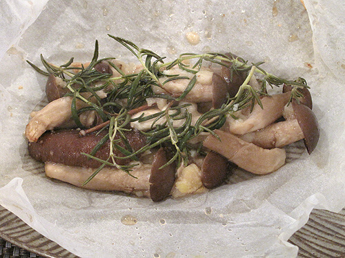 きのこの紙包焼き